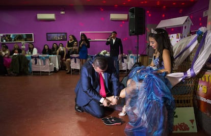 Bernardo Zapata calça sua filha Alejandra na festa de quinze anos em Madri.