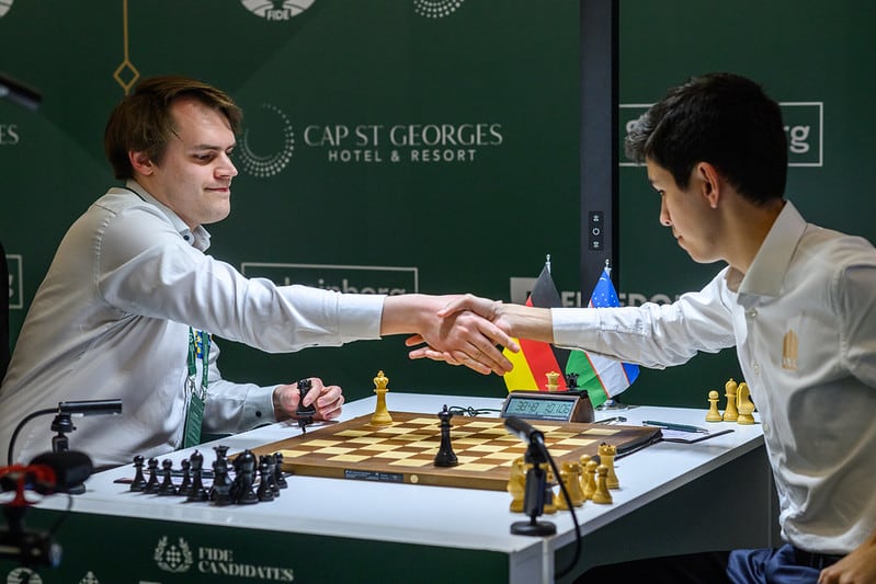 Bluebaum y Sindárov se saludan tras hacer tablas en la novena tonda del Candidatos, este miércoles