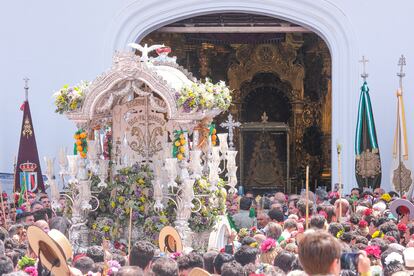 La Hermandad de Triana realiza su presentación ante la Virgen de El Rocío.
