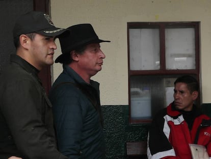 El exministro de Minería César Navarro sale de la estación de policía en La Paz, este sábado.