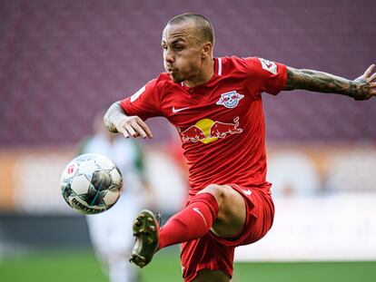 Angelinho trata de controlar el balón en un partido entre el Leipzig y el Ausburgo.
