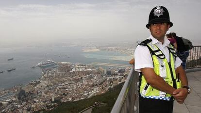 Polic&iacute;a brit&aacute;nico con la bah&iacute;a de Algeciras de fondo