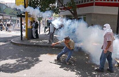 Un simpatizante de Chávez lanza una bomba de gas durante los disturbios en Caracas.
