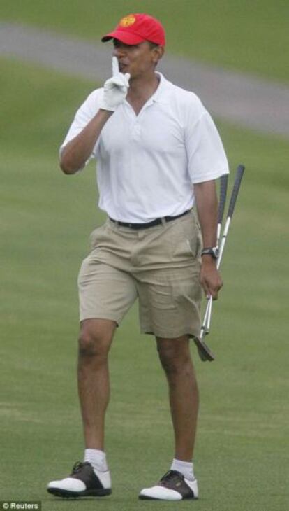Barack Obama, jugando al golf y pidiendo silencio.