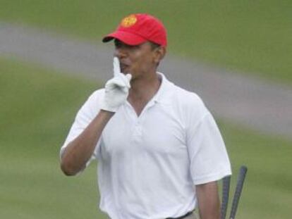 Barack Obama, jugando al golf y pidiendo silencio.