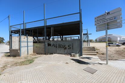 Las plazas de 'bous' están tan vacías este verano, como concurridos están los puntos más turísticos del Delta de l'Ebre.