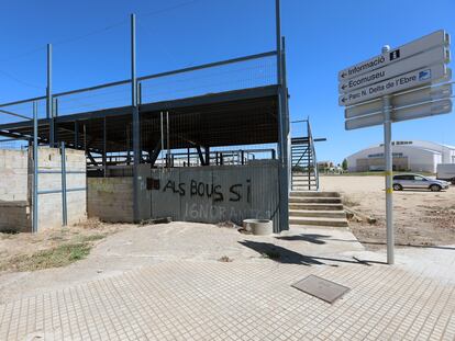 Las plazas de 'bous' están tan vacías este verano, como concurridos están los puntos más turísticos del Delta de l'Ebre.