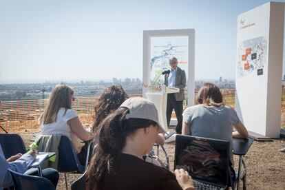 Xavier Trias durant una roda de premsa al tur&oacute; de la Rovira. 