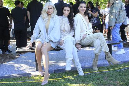 Kylie Jenner, Kim Kardashian y Kendall Jenner en el desfile de Yeezy del pasado septiembre.