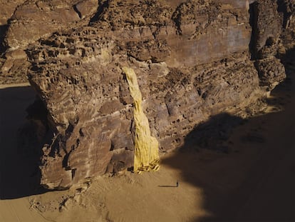 El título de esta obra es totalmente descriptivo: ‘Gold Falls’ (cascada de oro). Pero es un trampantojo, porque no está hecha de oro, sino que Serge Attukwei Clottey ha utilizado contenedores de plástico amarillos desechados de su ciudad natal, Acra, la capital de Ghana. “Los contenedores son importantes para él porque representan la lucha de su comunidad por recoger, almacenar y transportar agua. Quiere resaltar así la contaminación ambiental y la injusticia social”.