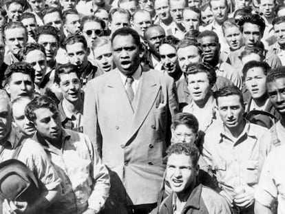 Paul Robeson, rodeado de trabajadores de los astilleros de Oakland (California) interpreta el himno de EE UU, en 1942.