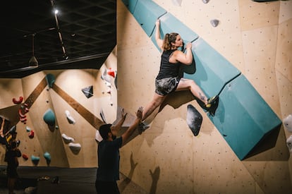 Una escaladora en Sputnik Legazpi, nuevo rocódromo ubicado en el madrileño barrio de los Metales.