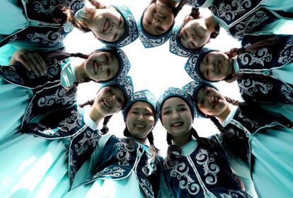 Varias niñas kirguizas vestidas con el traje nacional participan en las celebraciones del Nooruz este jueves en Biskek (Kirguizistán). 