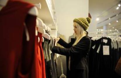 Una clienta observa la ropa de una tienda de la marca H&M. EFE/Archivo