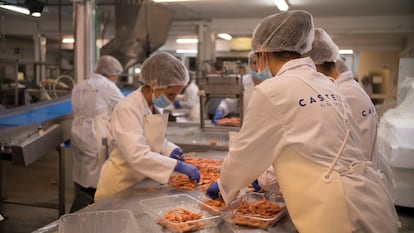 Trabajadoras de Castellar, en el cocedero que la compañía tiene en Jaén