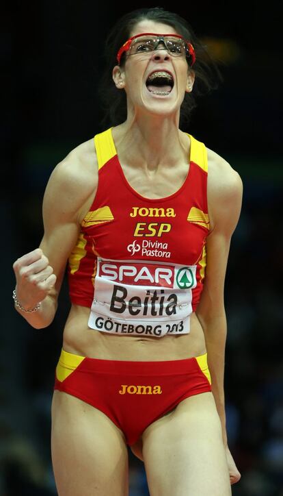 Ruth Beitia celebra su medalla de oro en la final de salto de altura.