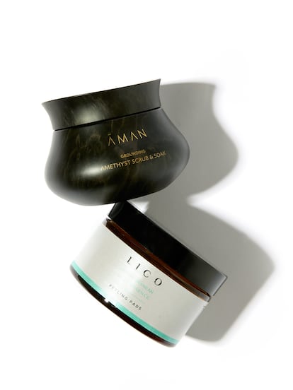 Exfoliante Amethyst Scrub & Soak de AMAN ESSENTIALS y Peeling Pads de LICO.