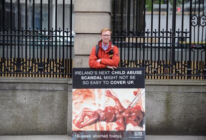 Una activista antiabortista se manifiesta contra la interrupción del embarazo frente al Parlamento irlandés en Dublin (Irlanda).