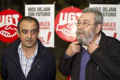El secretario general de la UGT, Candido Mendez (d),  acompañado del secretario regional del sindicato, José Antonio Gómez, atiende a los medios de comunicación.