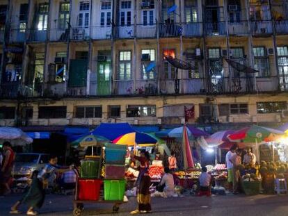 Un grupo de ciudadanos se reune en un mercado callejero de Yangon.