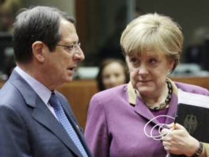 La canciller alemana, Angela Merkel (d), conversa con el presidente chipriota, Nicos Anastasiades, el pasado viernes durante el segundo día de la Cumbre de la Unión Europea celebrada en Bruselas (Bélgica).