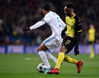 Varane en un duelo con Aubameyang durante el partido contra el Borussia.