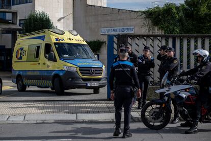 Una ambulancia sale por la puerta de entrada del instituto Julio Prieto Nespereira de Ourense, donde ha fallecido un estudiante al caerse un muro.