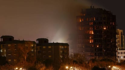 Vista del incendio de un edificio de viviendas de Valencia.