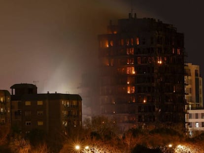 Vista del incendio de un edificio de viviendas de Valencia.