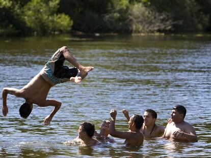 Bañistas en el río Albrche, cerca del municipio de Aldea del Fresno.