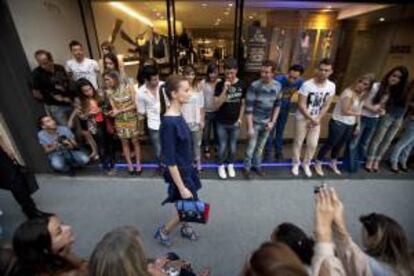 Una modelo desfila este 10 de septiembre, en una calle de la ciudad de Sao Paulo (Brasil), durante el evento "Fashion's Night Out 2012" de la revista Vogue.