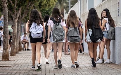 Un grupo de chicas camino de su centro escolar en Catarroja (Valencia), el 8 de septiembre.