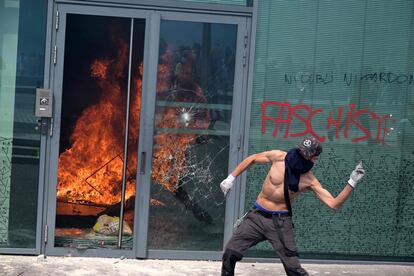 Un manifestante se enfrenta contra la policía francesa en el distrito parisino de Nanterre, el 29 de Junio de 2023.