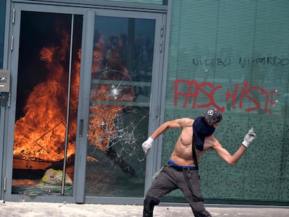 Un manifestante se enfrenta contra la policía francesa en el distrito parisino de Nanterre, el 29 de Junio de 2023.