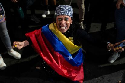 Una mujer venezolana se lamenta tras conocer los resultados, en Ciudad de México.
