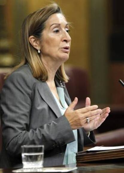 La ministra de Fomento, Ana Pastor, durante su intervención hoy en la sesión de control al Gobierno del pleno del Congreso, en la que ha destacado que la inversión prevista en el Corredor Mediterráneo para 2014 representa el 22 % de lo presupuestado para todas las conexiones ferroviarias de toda España y ha señalado que esta infraestructura "es ya una realidad".