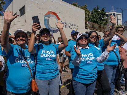 Simpatizantes de Nayib Bukele en San Salvador, este domingo.