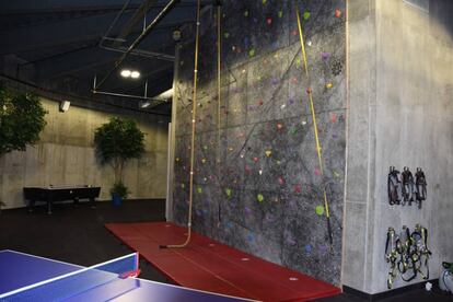El búnker incluye salas de juegos y entretenimiento como esta, donde se puede practicar algo parecido al alpinismo en esta pared.