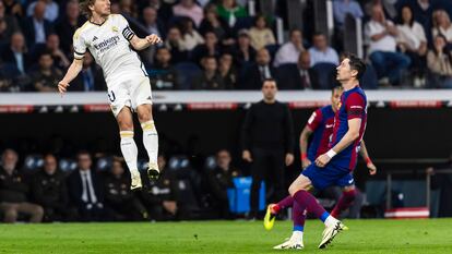 Modric cabecea el balón ante Lewandowski el pasado 21 de abril en el Bernabéu en un partido de Liga.