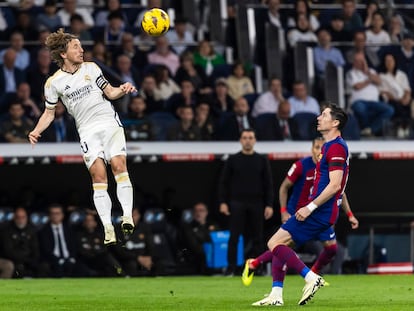 Modric cabecea el balón ante Lewandowski el pasado 21 de abril en el Bernabéu en un partido de Liga.