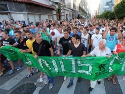 Aficionados del Racing se manifiestan en Santander.