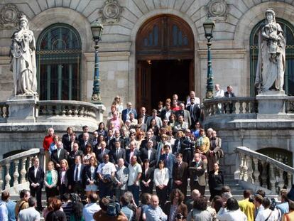Concentración en las escalinatas del Ayuntamiento de Bilbao contra los asesinatos de dos mujeres.