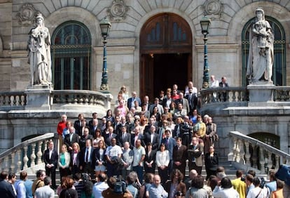 Concentración en las escalinatas del Ayuntamiento de Bilbao contra los asesinatos de dos mujeres.