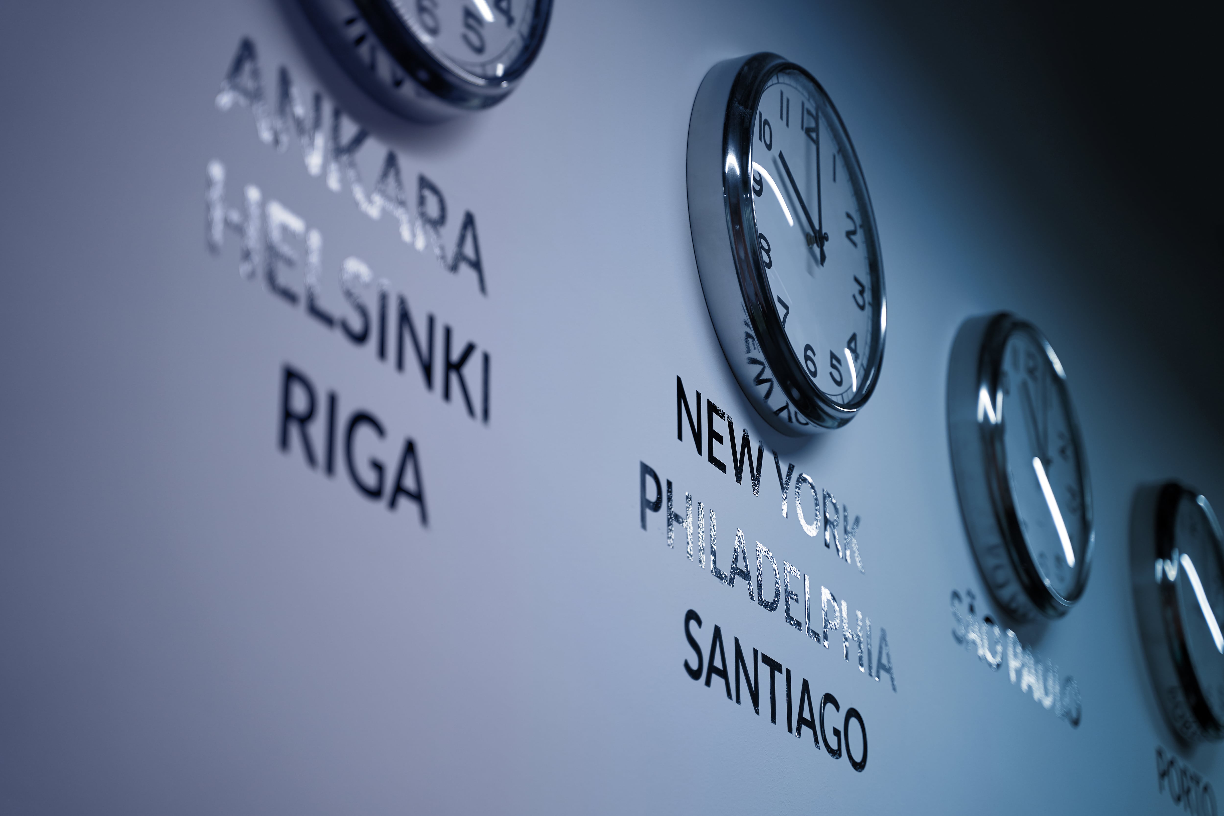 Chile ajusta sus relojes: Comienza el horario de invierno 2026