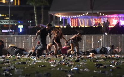 Asistentes al festival de country corren tras el tiroteo masivo, entre los cuerpos tirados en el suelo el 1 de octubre de 2017, día de la matanza más mortífera de la historia de Estados Unidos.