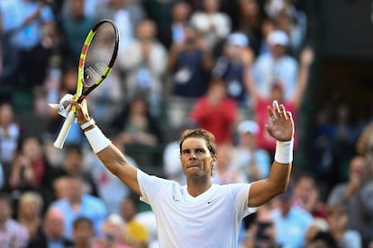 El tenista españon Rafael Nadal se deshace de Yuichi Sugita en un primer ensayo positivo, el 2 de julio. Nadal afrontará con este pase una cita envenenada contra Nick Kyrgios el jueves, en la segunda ronda.