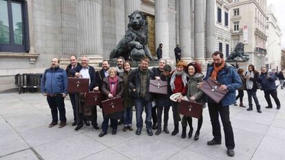 Diputados Ahora en Comu de Podemos con sus carteras despues de recoger la credencial