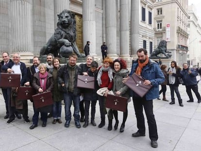 Diputados Ahora en Comu de Podemos con sus carteras despues de recoger la credencial