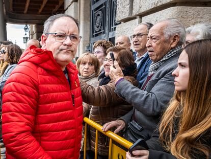 Julián, el heroico conserje de la finca que se incendió el jueves en Valencia, recibía este sábado muestras de agradecimiento de vecinos y autoridades por su actuación.