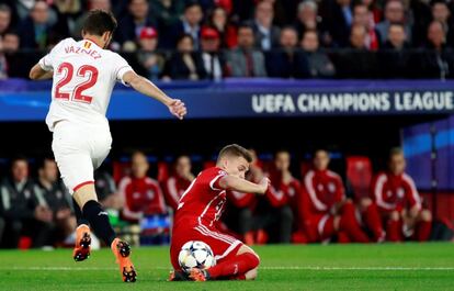 El defensa del Bayern de Munich Joshua Kimmich (d), pelea un balón con el centrocampista argentino del Sevilla Franco Vázquez.